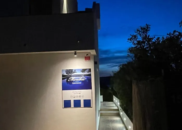 Monika & Breakfast Baskets 236 *