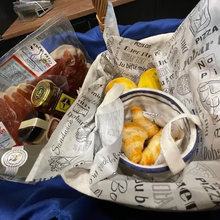 Monika & Breakfast Baskets 236 푸나트