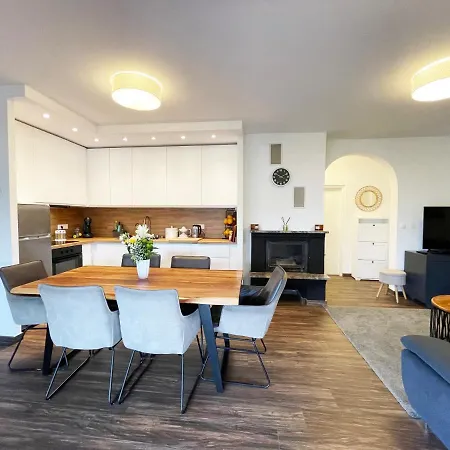 Monika & Breakfast Baskets 236 푸나트